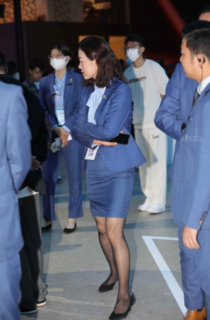 【街拍心灵】宝马销售顾问街拍黑丝高跟哇塞