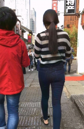 紧身牛仔妹子跟姐妹逛街