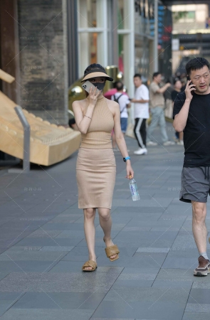 街拍注重防嗮的小姐姐