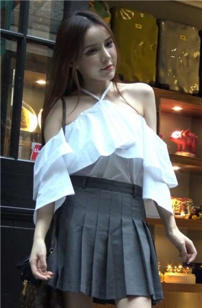 4k-街拍网红气质美女玩自拍 [897 MB]