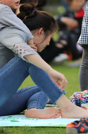 No1617 陪孩子打闹的年轻少妇露出细长光滑的足底