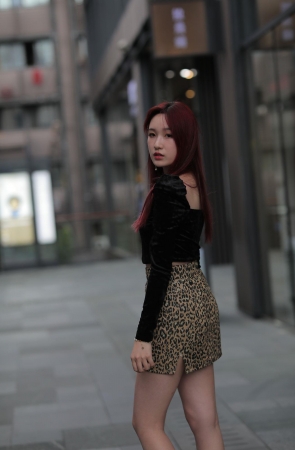 红发豹纹裙美女