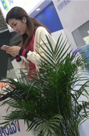 4k-红色连衣裙裸足凉高跟天生丽质街拍美女