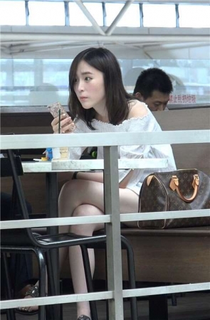 4K – 超级美颜凉鞋美足小姐姐 [1.62 GB]