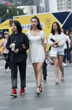 街拍白色连衣裙美女