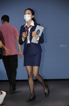 【街拍心灵】沃尔沃汽车销shou黑丝街拍美腿气质哇塞