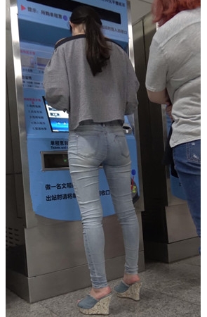 车站偶遇牛仔裤妹子