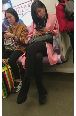 听歌的短发黑丝MM[622M/MP4]