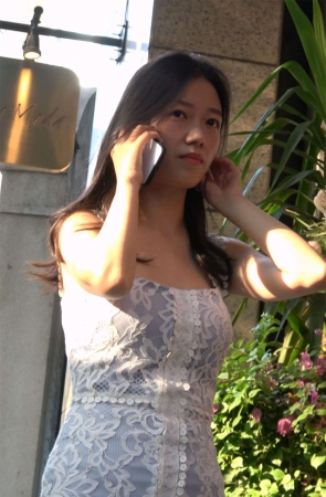 接电话的燕尾裙高跟美女