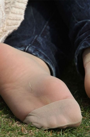 No865 春暖花开，丝足井喷——同为短肉丝，少妇和少女的不同仪态