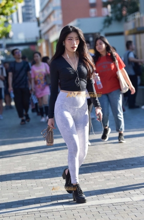 性感中腰紧身美臀女