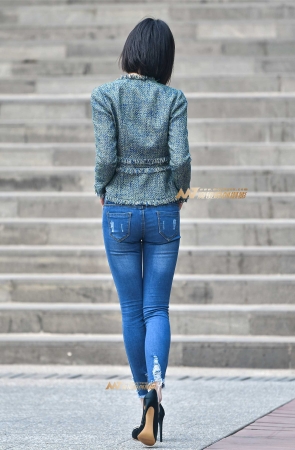 牛仔美女性感迷人