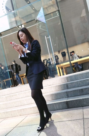 苹果专卖店前黑色包臀短裙职业装OL黑丝黑高美腿