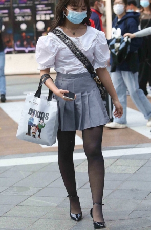 诱惑黑丝街拍高跟妹子