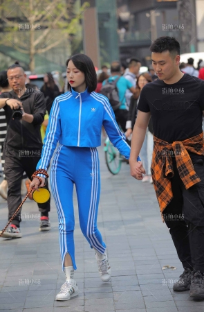 蓝衣蓝裤小姐姐