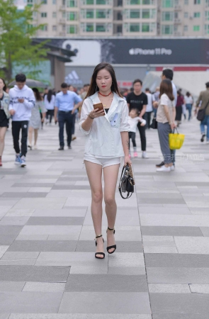 街拍高跟小姐姐长发飘飘