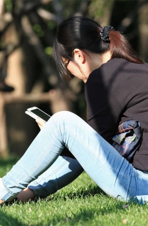 No76 墨镜气质少妇的丝足阅读时光