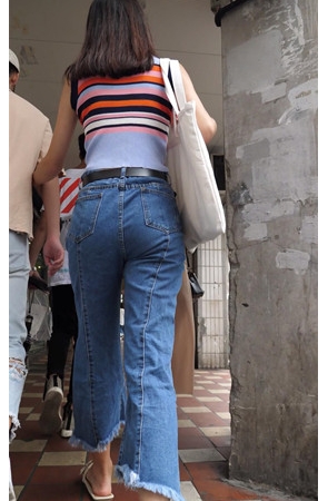 蓝色牛仔裤美女