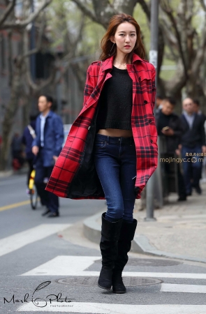 红色风衣牛仔裤黑靴