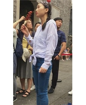 超级紧身蓝色牛仔裤小清新美女。[1.47 GB]