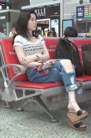 一双白到耀眼的雪足，轻轻抖给你看