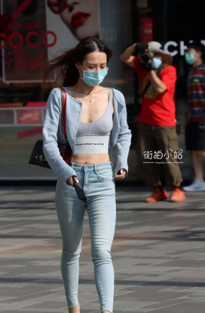 街拍牛仔高跟小姐姐