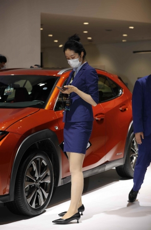 蓝色职业装肉 丝街拍高跟汽车销 shou在工作