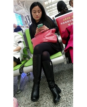 4k-候车室拍摄黑丝美腿女神姐姐