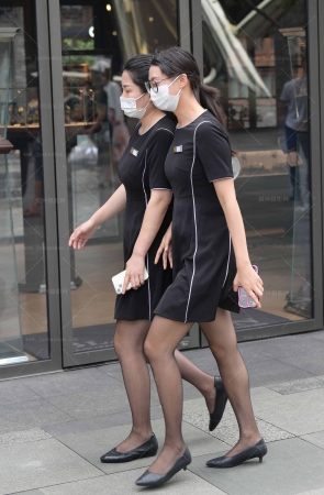 两姐妹的黑丝和鞋子更显气质240218-10-62 15P