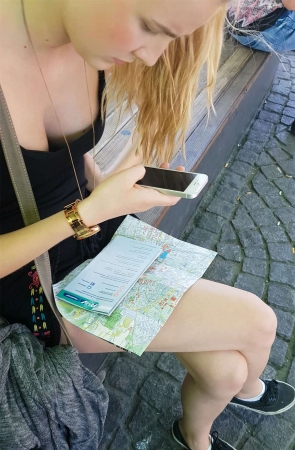 丰满暴露俄罗斯美女在等车