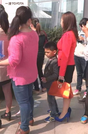 排队的丝足美女