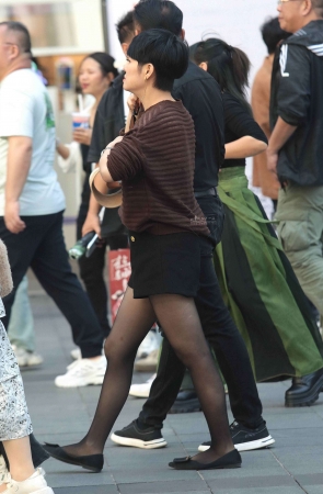黑丝街拍熟妇