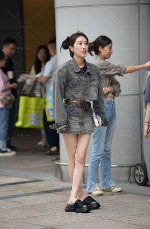 灰色牛仔衣裤美眉