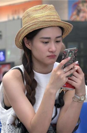 4K – 相当精致玉足的高冷美女 [4.87 GB/MP4]