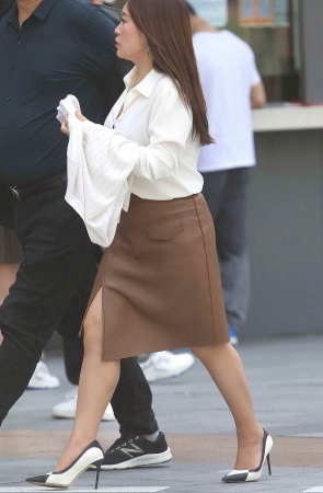 诱惑街拍肉丝高跟shaofu