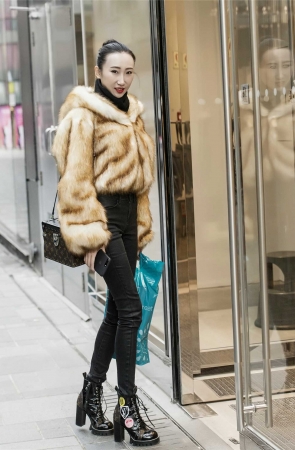 裘皮衣彰显美女美好身材（2016-12-27-10P）