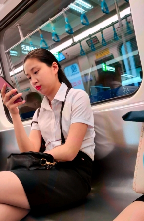 白衬衫短裙公司职员