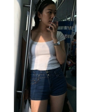 地铁上拍摄紧身牛仔热裤小清新美女