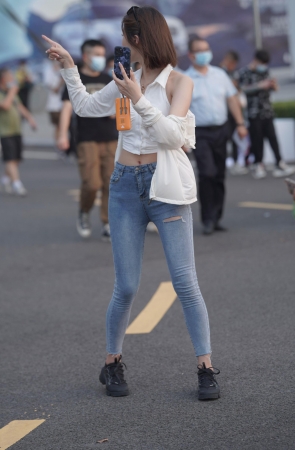 背影拍得有点遗憾，街拍太郎大师作品。