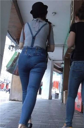 丰满蜜桃臀背带紧牛美女，让人窒息的紧致 [986 MB]