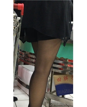 超市内遇见一黑丝高跟美腿少妇。