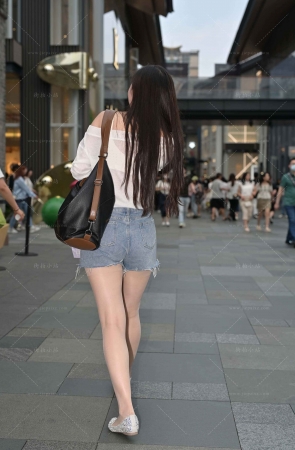 搭讪热牛裤里丝美眉