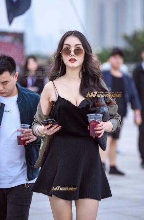 吊带短裙高跟凉鞋气质女