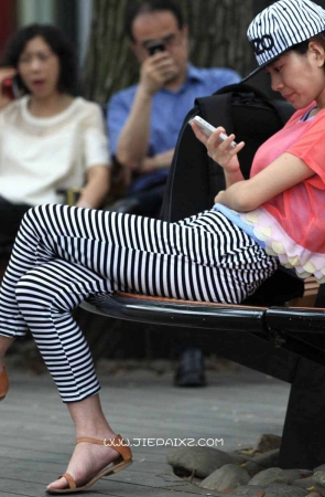 街拍漂亮女孩的精品美足