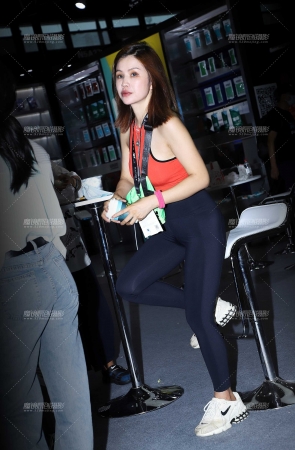 橘色运动小背心黑色紧身裤