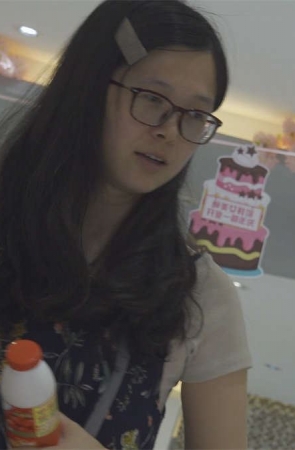 街拍鞋垫美女试鞋子