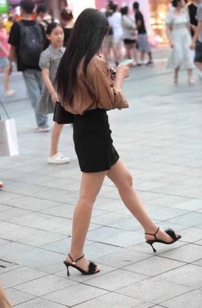 诱惑肉丝街拍高跟shaofu