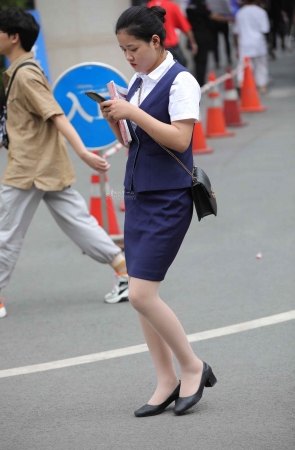 【街拍心灵】空乘学校小姐姐每天街拍肉丝制服高跟