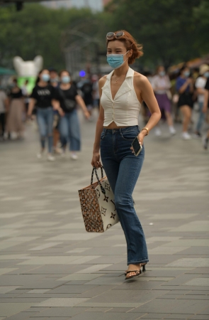 时尚的紧牛美女