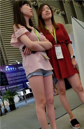 4k超清，超短牛仔热裤修长笔直美腿气质美女！